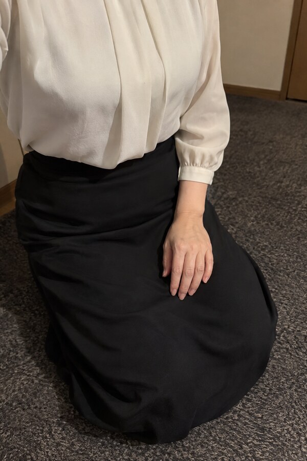 床に膝をつき黒いスカートに左手を置くまり