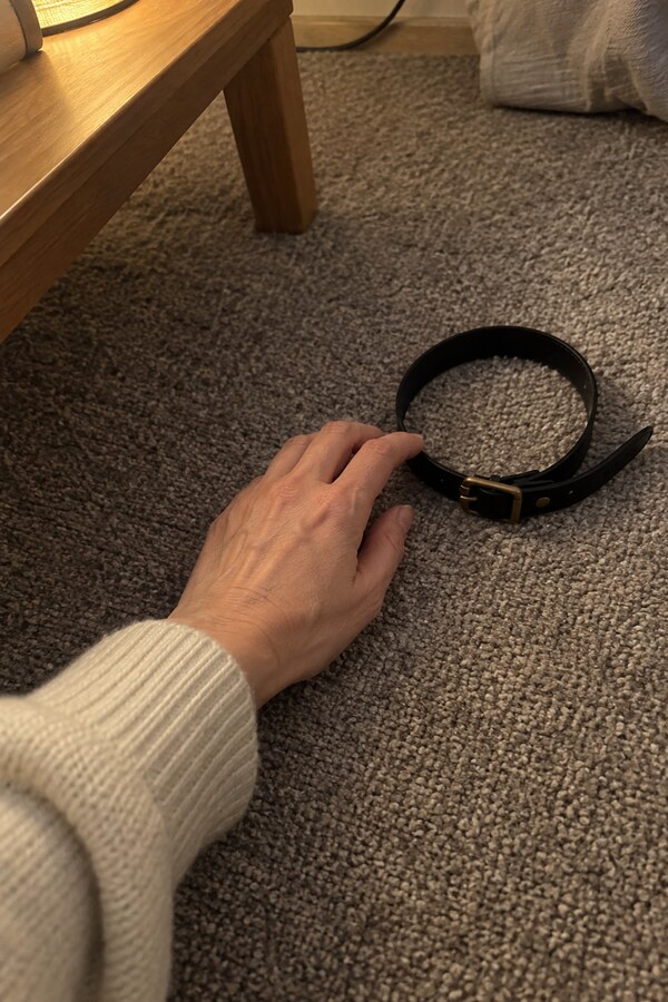 床に置いた黒い首輪へ左手を伸ばすまり